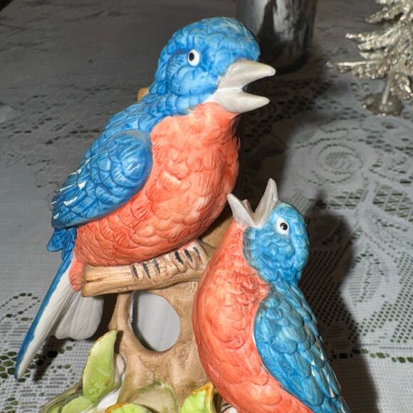 VTG Gorham of Japan 1978 Porcelain Blue & Red Bird Baby Bird Figurine  Music Box - Picture 2 of 10